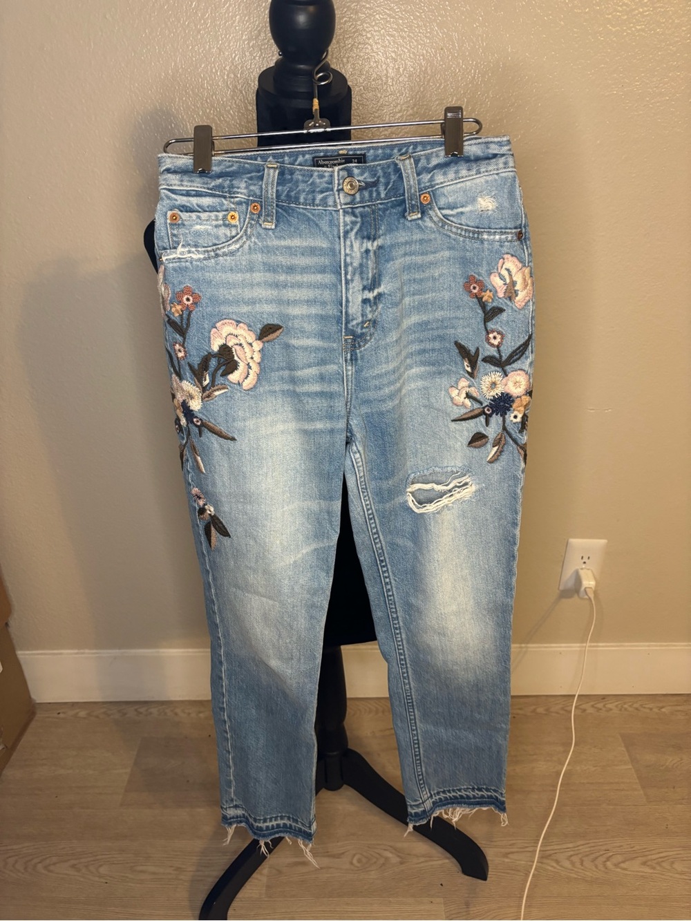 Abercrombie & Fitch Embroidered Annie High Rise Girlfriend Jeans Size 24/00